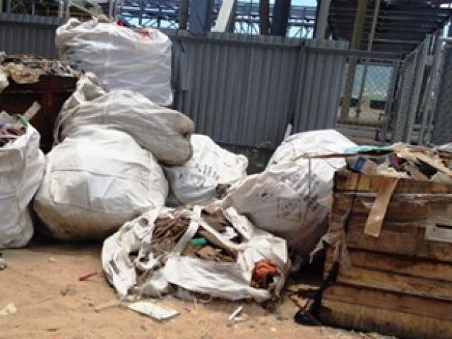 Bùn rác chất đống, cá chết trong Formosa