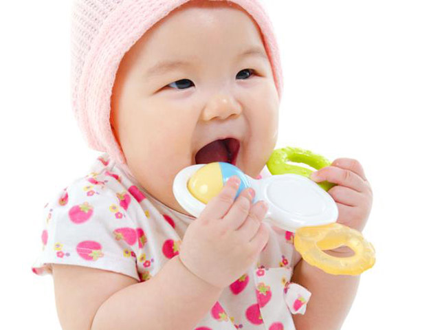 Lợi - hại khi dùng miếng cắn răng cho bé