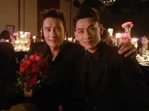 Isaac khoe ảnh dự tiệc tối cùng tài tử Lee Byung Hun tại LHP Busan