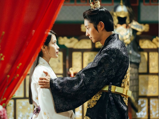 Người tình ánh trăng tập 17: Vừa lên ngôi, Lee Jun Ki đã đòi có con với IU