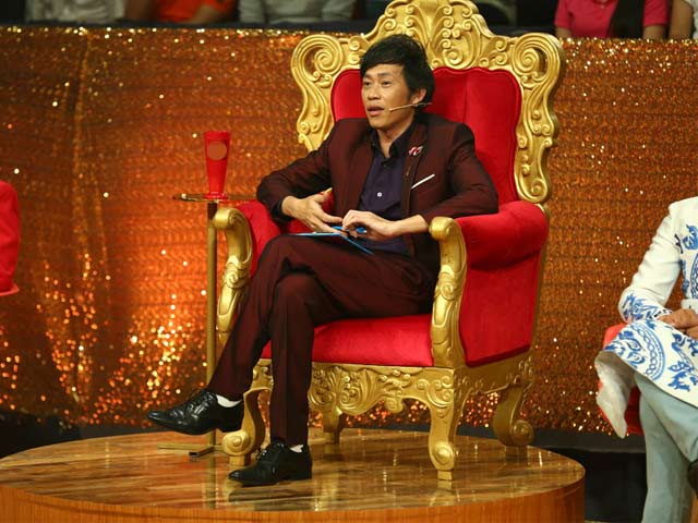 Cười xuyên Việt trở lại, lần đầu tiên Hoài Linh làm giám khảo duy nhất