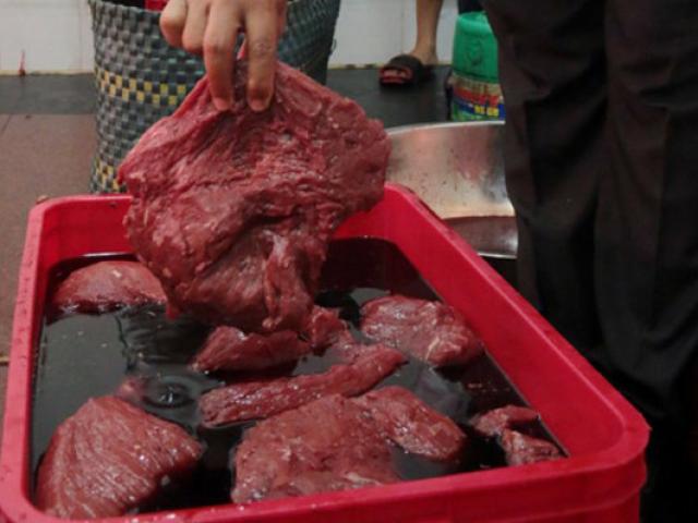Kinh hoàng thịt bò được nhuộm đỏ từ... thịt lợn