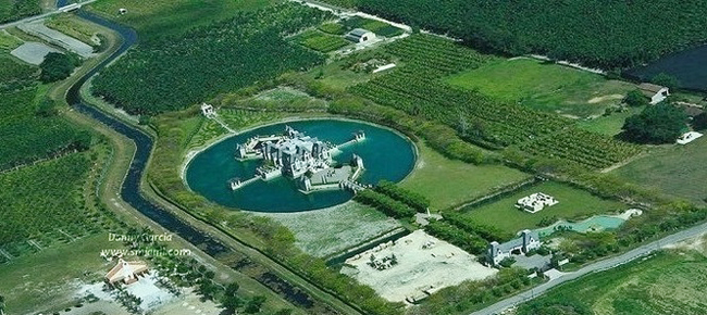 Trước mắt các bạn là khung cảnh nhìn từ trên cao của một trong những dinh thự đẹp nhất Miami (Mỹ).