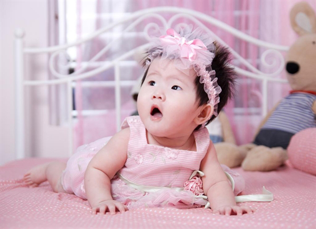 Xin chào mọi người, con tên là Nguyễn Thu Trang, ở nhà con là 'con gái rượu' của bố con đấy.