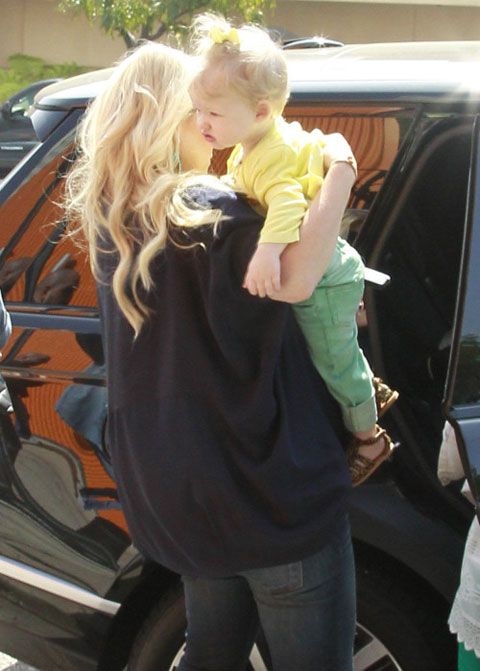 Cận Cảnh Con Gai Jessica Simpson