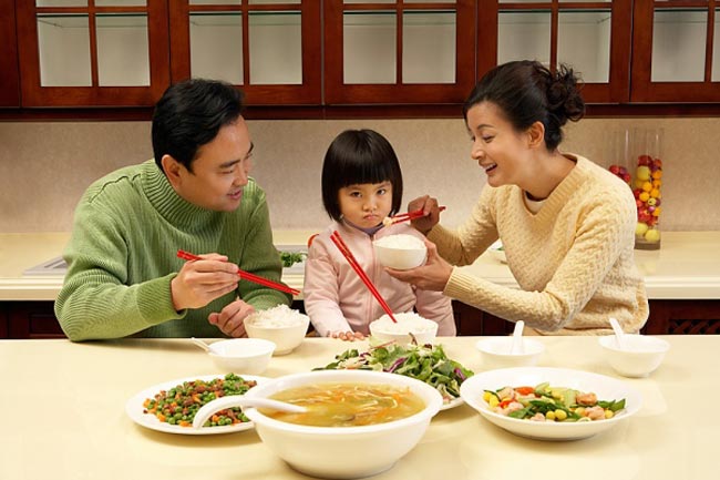 Trẻ biếng ăn, lười ăn luôn là nỗi ám ảnh của tất cả các bà mẹ. Có những chị em con đã mẫu giáo rồi nhưng cân nặng vẫn chỉ bằng em bé 10 tháng nhà hàng xóm. Mỗi bữa ăn là một bãi “chiến trường” với những “bài ca” quát mắng của mẹ.

Thực tế, trẻ nhỏ rất dễ “dụ” và nếu mẹ biết những chiêu “nịnh” con này, các bé sẽ ăn ngoan, ăn nhanh mà không cần chị em nhọc công quát mắng.
