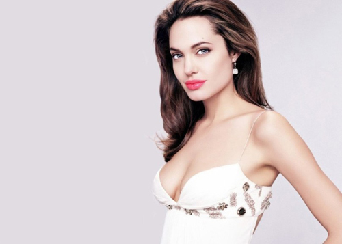 Let go of your chest artistically like Angelina Jolie - 9