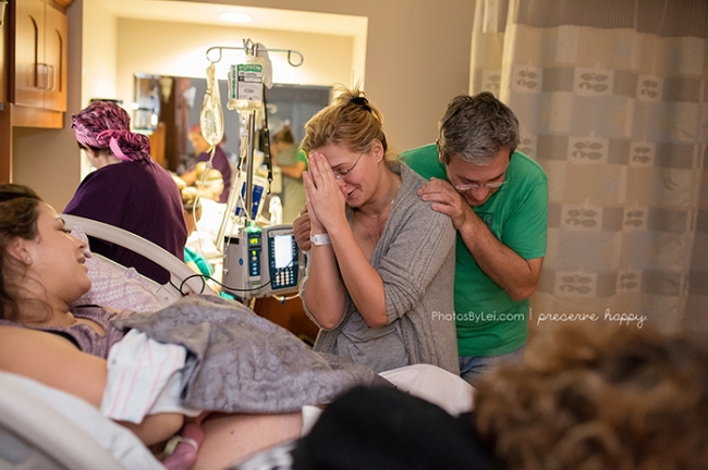 Trước sự đau đớn của người mẹ mang thai hộ, vợ chồng Tina và Bernhard đã không khỏi rơi nước mắt. Họ đã chắp tay cảm ơn sự hy sinh lớn lao của mẹ Leticia.
