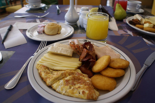 Venuzuela

Vào bữa sáng, người Venuzuela thường dùng một chiếc bánh arepa - loại bánh có phần nhân gồm các nguyên liệu như pho mát, giăm bông, thịt gà, cá... và một chiếc bánh ngô mỏng.

Trong dịp cuối tuần, họ sẽ có một bữa sáng thịnh soạn hơn với đậu đen, thịt bò băm nhỏ nấu với rau, phô mai trắng, perico (trứng với rau), bơ và một chiếc bánh arepa.
