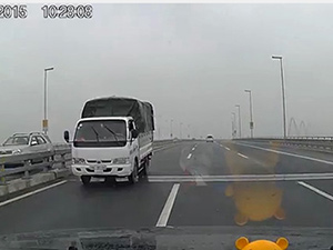Truy tìm xe tải chạy ngược chiều trên cầu Nhật Tân