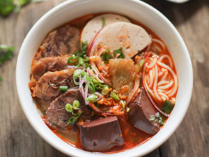 Cách nấu bún bò Huế ngon mê