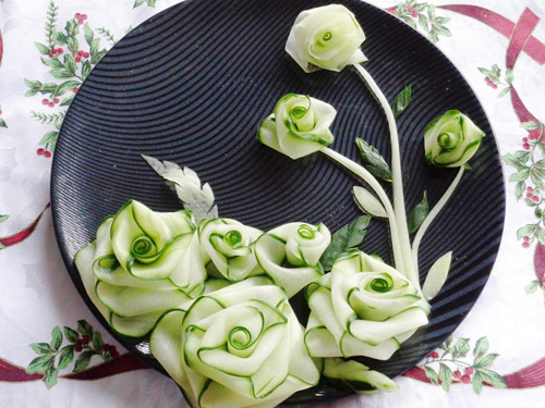 Tỉa hoa từ dưa chuột trang trí đĩa ăn