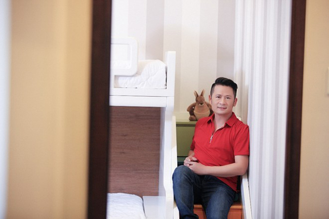 Sau khi li hôn với vợ trước, nam ca sĩ Bằng Kiều hiện đang hạnh phúc bên người đẹp Dương Mỹ Linh. Sau một thời gian khá dài hai người ở bên nhau, người hâm mộ luôn thấp thỏm mong chờ vào một đám cưới hạnh phúc diễn ra.
