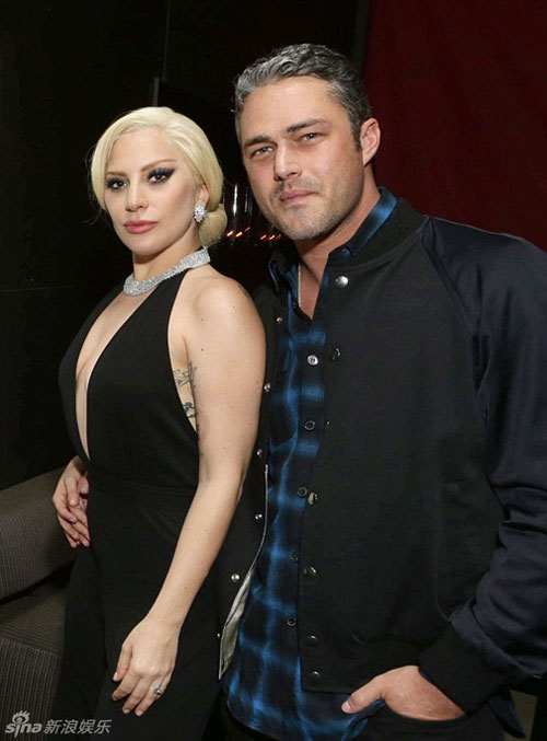 Lady Gaga Và Chồng Sắp Cưới Tình Tứ Trên Thảm Đỏ