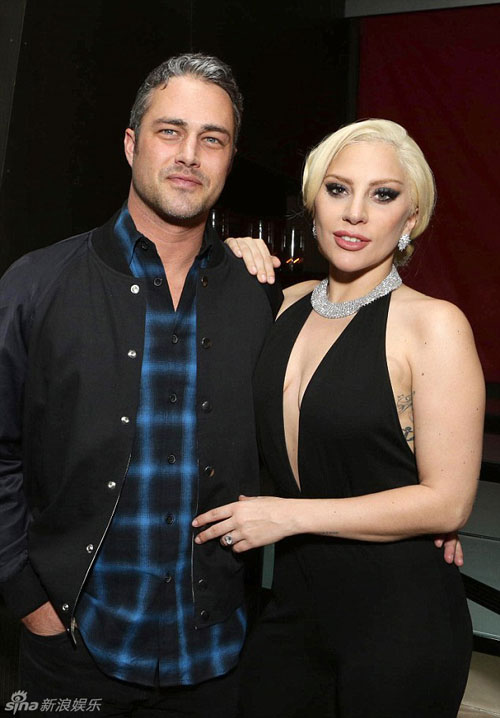 Lady Gaga Và Chồng Sắp Cưới Tình Tứ Trên Thảm Đỏ