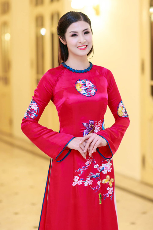 Hoa hậu Ngọc Hân đẹp nhất khi mặc áo dài