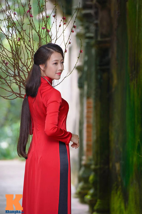 Áo dài Tết: Áo dài Tết không chỉ là trang phục truyền thống của người Việt trong dịp lễ, mà còn là biểu tượng của vẻ đẹp và thanh tao của người phụ nữ Việt Nam. Hãy ngắm nhìn những bức ảnh tuyệt đẹp về áo dài Tết và cảm nhận sự trang nhã và lịch sự của trang phục này.