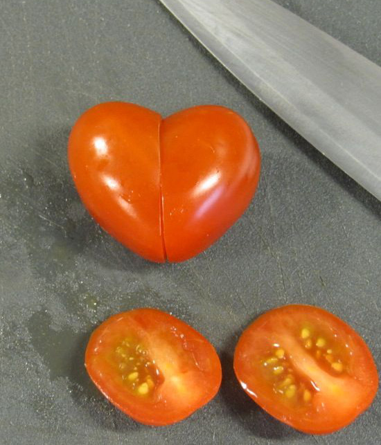 Xếp cà chua hình trái tim: Cà chua luôn là nguyên liệu quen thuộc trong việc chế biến món ăn, nhưng bạn có thể sử dụng chúng để tạo hình trái tim đẹp mắt. Đây là cách tuyệt vời để trang trí bữa ăn của bạn và khiến mọi người cảm thấy yêu thích đồ ăn của bạn hơn bao giờ hết.