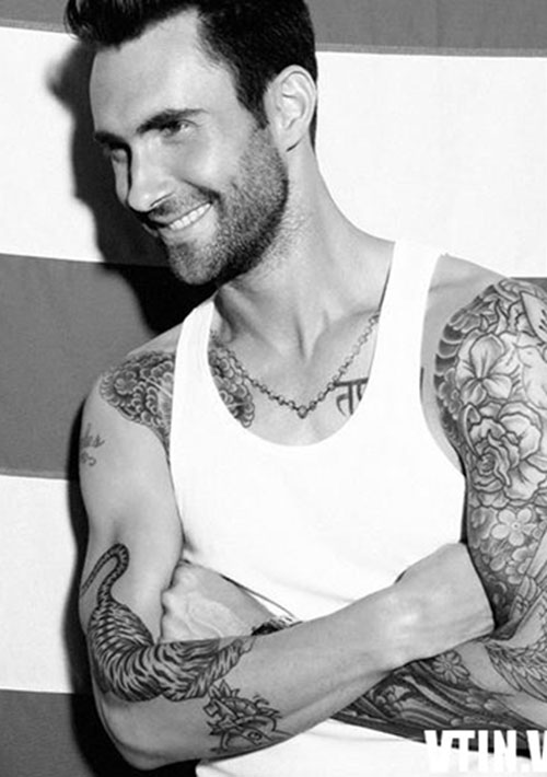 Adam Levine khoe hình xăm mỹ nhân ngư hoành tráng trên lưng