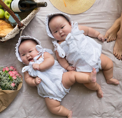 Những hình ảnh của cặp em bé sinh đôi này sẽ khiến cho bạn không thể khỏi xao xuyến trước nụ cười và sự đáng yêu của chúng. Với 86 tấm hình dễ thương, cặp bé đang chờ bạn khám phá!