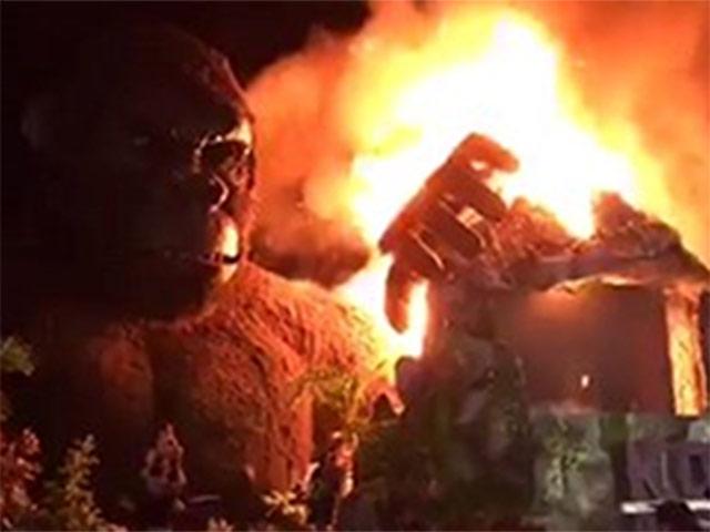 Video: Cận cảnh đám cháy tại sự kiện ra mắt phim Kong nơi Hà Hồ, Lan Khuê...tham dự