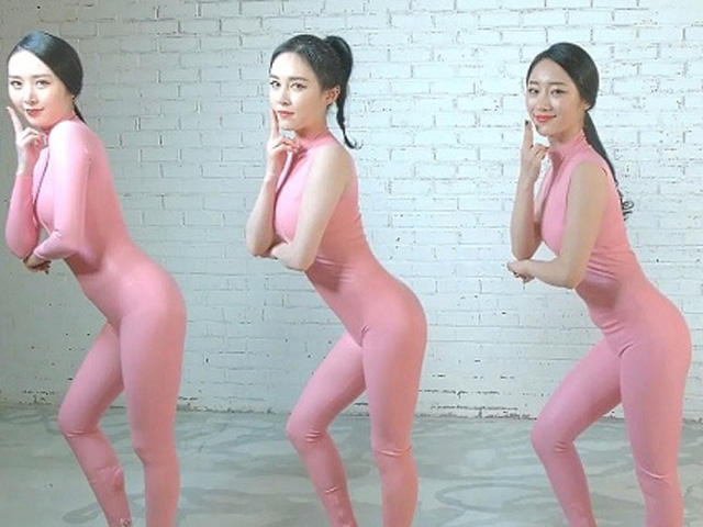 Sao Hàn và muôn kiểu thời trang biểu diễn bị chê thiếu tôn trọng khán giả