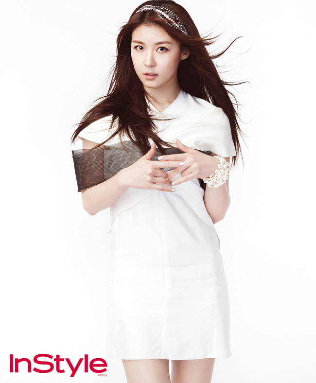   Trên tạp chí Instyle số mới nhất, Ha Ji Won xuất hiện như một nàng công chúa trong sắc trắng tinh khôi
