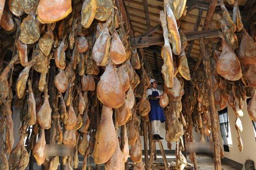 Cận cảnh quy trình làm thịt xông khói Trung Quốc