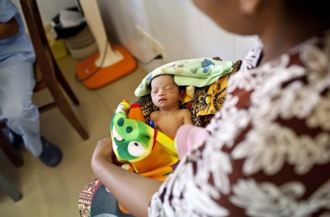 Một em bé khác chào đời ở tuần thứ 33 thai kỳ đang được cấp cứu tại bệnh viện. Dịch vụ y tế kém chính là nguyên nhân chính khiến tỷ lệ tử vong ở trẻ sơ sinh ở đất nước này rất cao.
