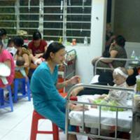 Dịch sởi, nhiều phụ huynh cực đoan... nhốt con trong nhà