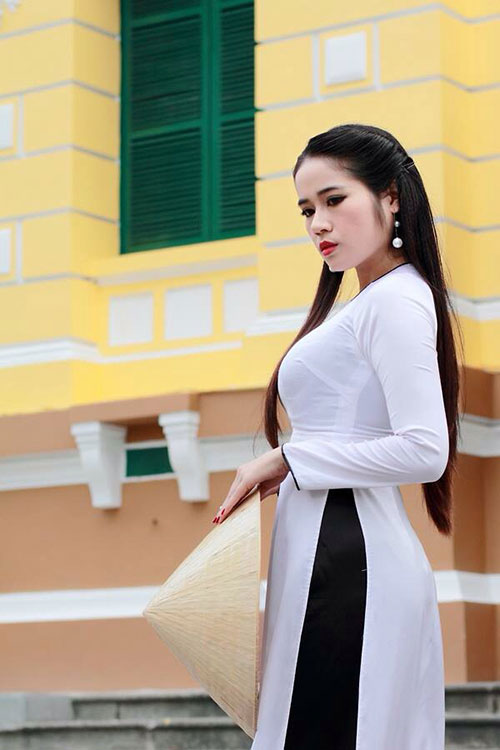 Trúc Vân Tha Thướt, Dịu Dàng Với Áo Dài