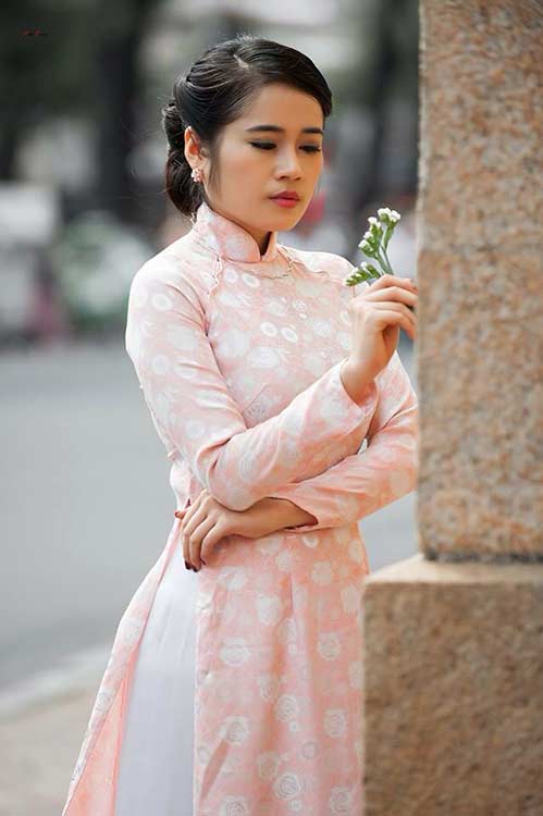 Trúc Vân Tha Thướt, Dịu Dàng Với Áo Dài