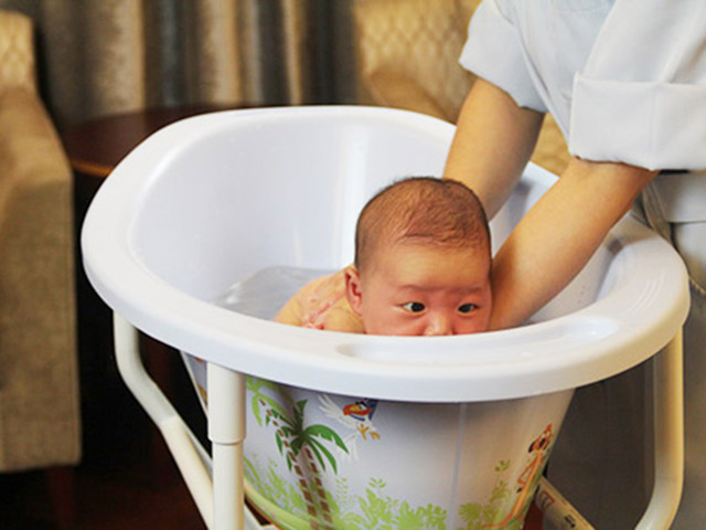 Mẹo dân gian trị rôm sảy cho bé mùa hè cực nhạy