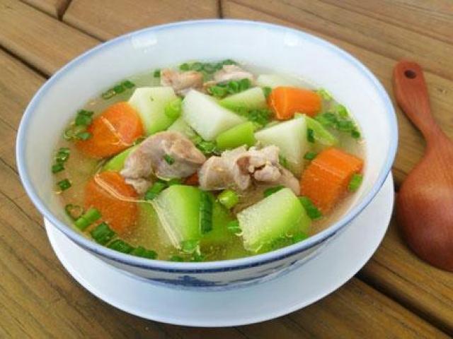 Nguy hiểm khi ăn canh không đúng cách