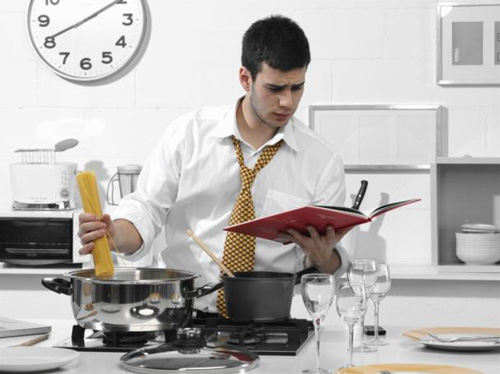 10 lý do nên yêu và giữ bằng được người đàn ông thích nấu ăn 3 Một chàng trai thích đun nấu luôn yêu đời lạc quan