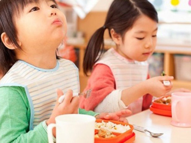 Vì sao ăn cơm chan canh không tốt cho trẻ ăn dặm?