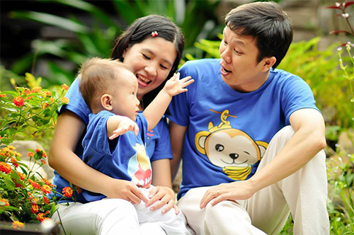 Gia đình Việt Nam là nơi tình yêu và sự quan tâm được trao đổi và chia sẻ một cách tự nhiên nhất. Hãy xem những bức ảnh về gia đình Việt Nam để cảm nhận tình cảm, sự hi sinh và lòng trung thành mà họ mang đến cho nhau. Họ chính là những người hùng trong cuộc sống của chúng ta.