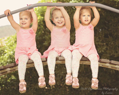 Hãy cùng chiêm ngưỡng ba bé gái xinh đẹp và đáng yêu trong bức ảnh này. Những nụ cười tươi tắn trên khuôn mặt của họ chắc chắn sẽ khiến bạn cảm thấy vui vẻ và hạnh phúc.