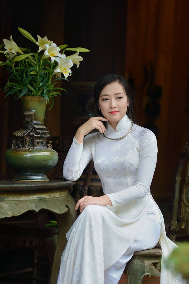 Áo dài là trang phục truyền thống đặc trưng của Hà Nội, mang trong mình nét đẹp thanh thuần và tinh tế. Hãy cùng xem những bộ áo dài đẹp lung linh để cảm nhận sự tinh túy của văn hóa phố Phùng Hưng.