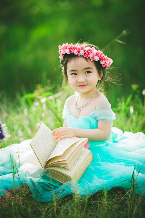 Em bé Việt xinh xắn và đáng yêu sẽ mang lại cho bạn niềm vui và sự cảm động. Má lúm đồng tiền trên khuôn mặt bé gái sẽ khiến ai cũng mê mẩn và ấn tượng.
