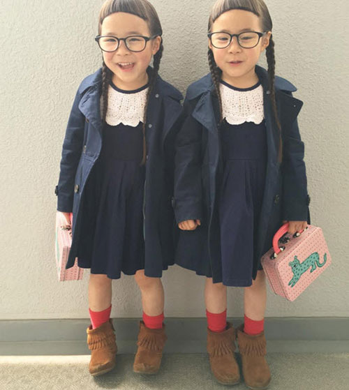 Cặp sinh đôi của Nhật Bản với mái tóc xấu lạ đang gây sốt trên mạng xã hội. Họ đã trở thành sao nhí được nhiều người chú ý và yêu thích. Hãy xem ảnh để thấy sự đáng yêu của cặp chị em nhỏ tuổi này.