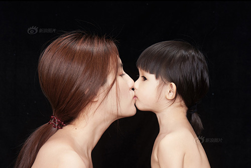 Tan chảy” với bộ ảnh tuyệt đẹp về nụ hôn của mẹ và con
