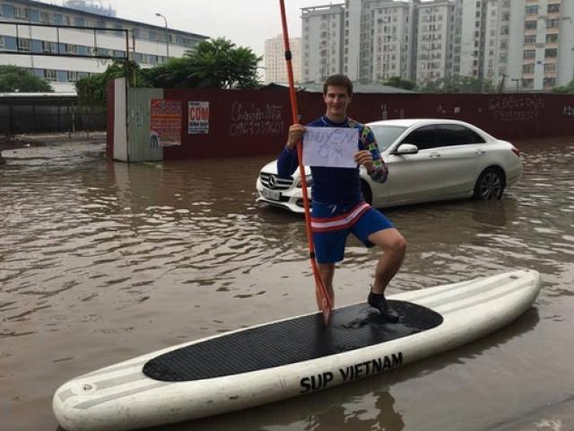 Chàng Tây gây sốc khi chèo thuyền giữa phố Hà Nội ngập lụt
