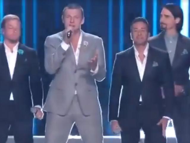 Hình ảnh U40 Backstreet Boys hôm 5/6 biểu diễn đầy cảm xúc trong Miss USA 2016