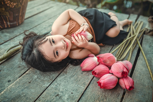 Mê Mẩn Bé Gái Hà Nội 4 Tuổi Xinh Như Tiên Nữ Bên Hồ Sen