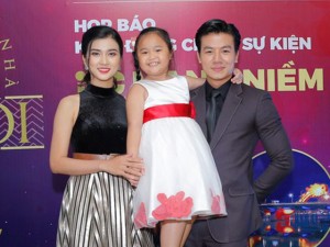 Kim Tuyến đẹp ngọt ngào, tình tứ bên chồng Hiếu Nguyễn và con gái tại sự kiện