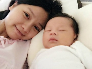 Khánh Hiền khoe con trai 1 tháng tuổi mang quốc tịch Mỹ