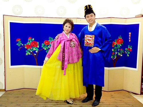 Vũ Hoàng Việt Và Bồ Già Xúng Xính Áo Hanbok