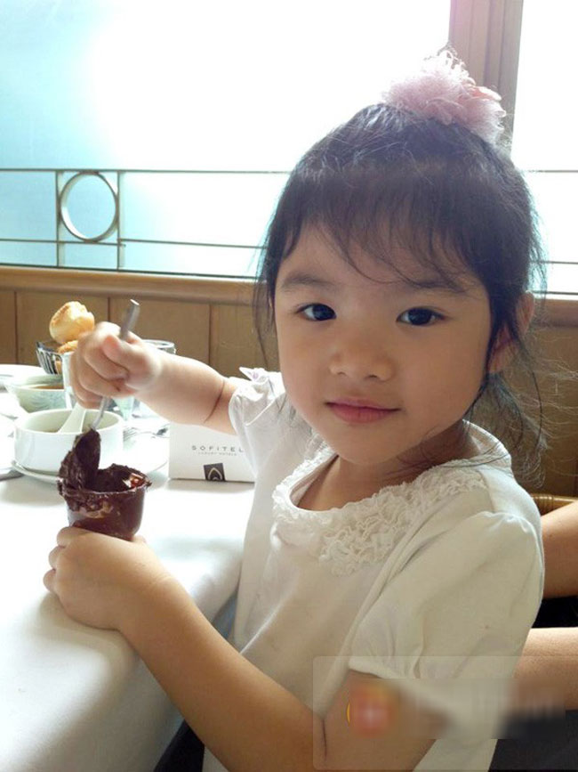 Bảo Tiên, cô con gái 5 tuổi của Trần Bảo Sơn và Trương Ngọc Ánh sở hữu vẻ đẹp của cả cha lẫn mẹ, bé ngày càng đáng yêu và là “viên ngọc quý” của cặp vợ chồng nổi tiếng này.
