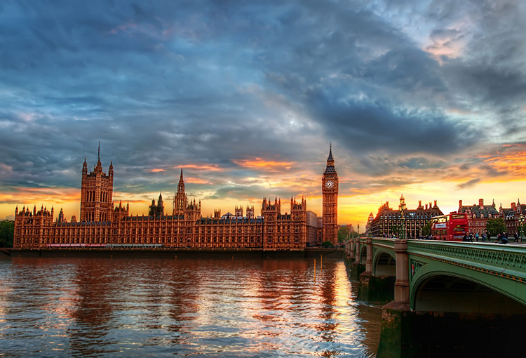 Cây cầu hướng ra cung điện Westminster ở London, Anh.
